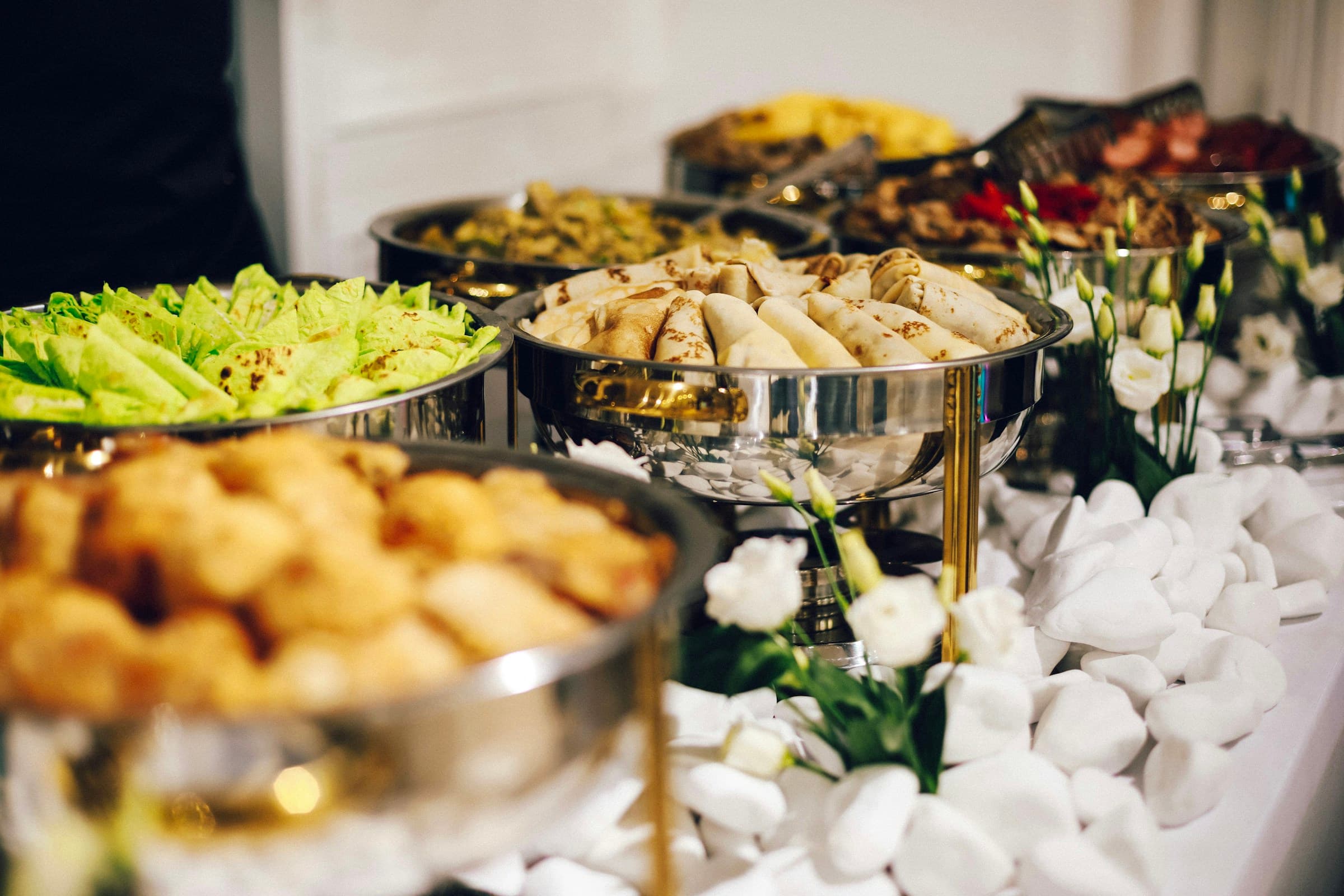 Mesa de catering corporativo bem servida
